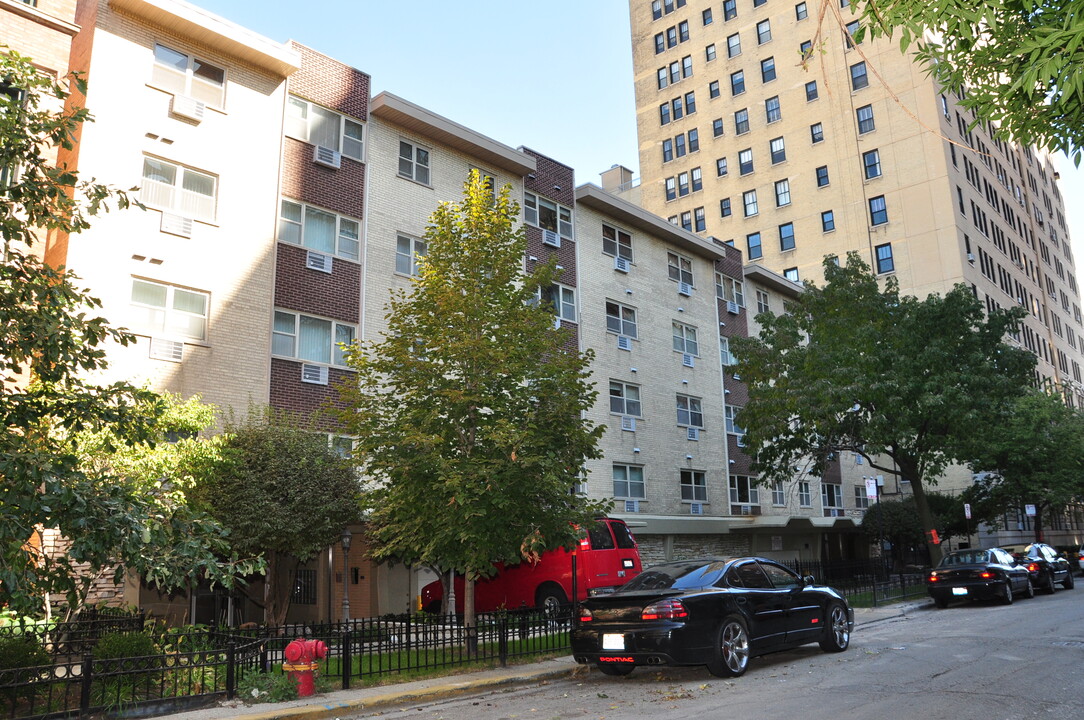 420 W Aldine Ave, Unit 324 in Chicago, IL - Building Photo