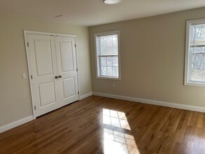 12 Railroad Ave in Foxboro, MA - Foto de edificio - Building Photo