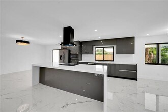 7301 NW 13th Ct in Plantation, FL - Foto de edificio - Building Photo