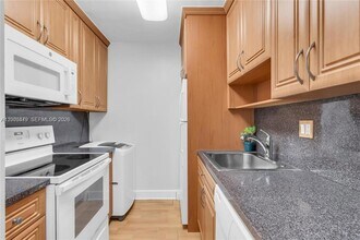 5055 NW 7th St, Unit 504 in Miami, FL - Building Photo - Building Photo