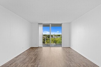 470 Executive Center Dr in West Palm Beach, FL - Building Photo - Building Photo