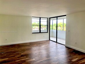 10854 N Kendall Dr in Miami, FL - Building Photo - Building Photo