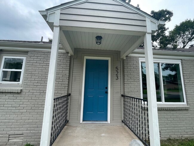 property at 523 S Maple St