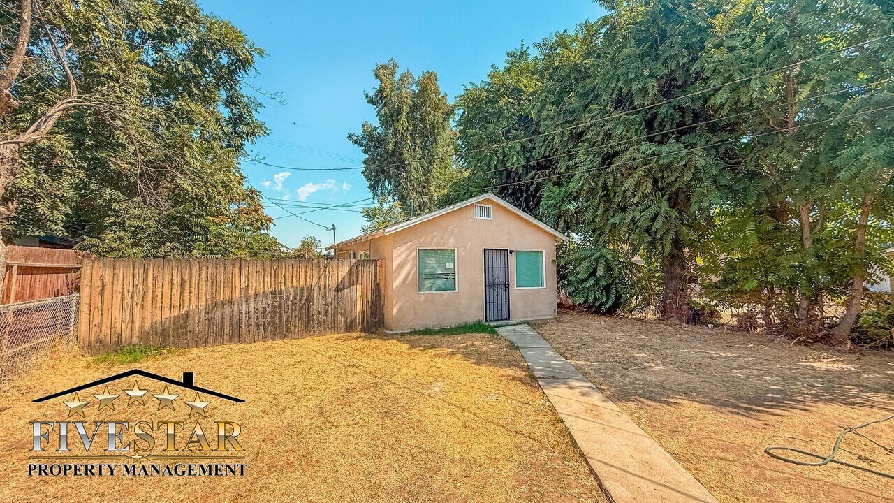 304 Woodrow Ave in Bakersfield, CA - Building Photo