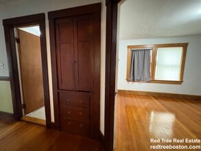 28 Woodward St, Unit 2 in Newton, MA - Foto de edificio - Building Photo