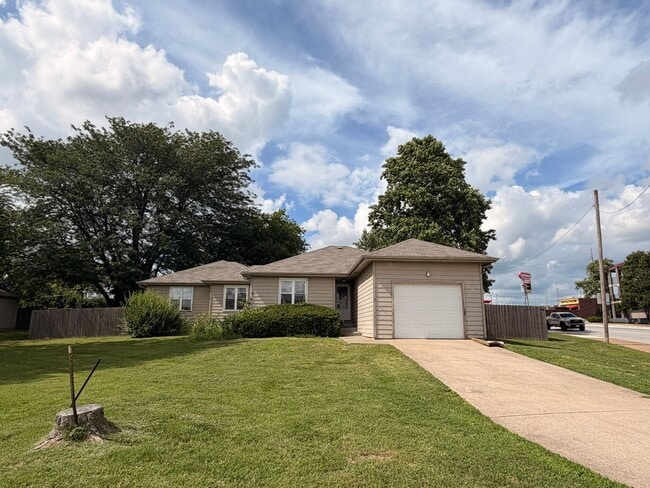 property at 3107 N Kentwood Ave