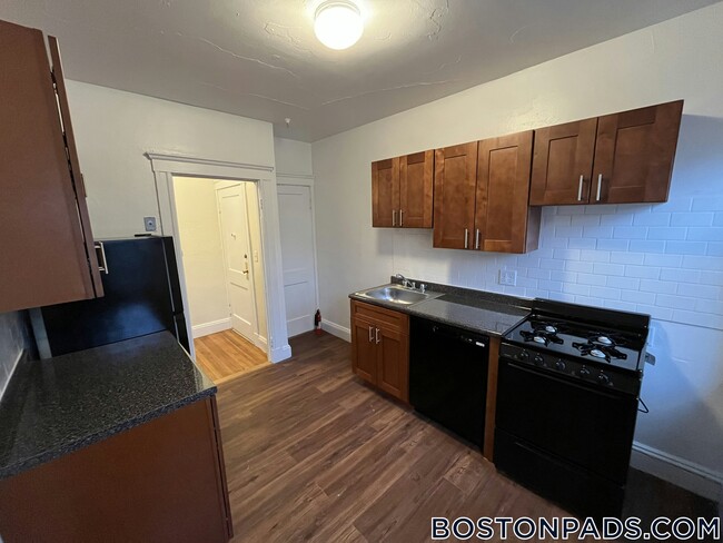 1634 Commonwealth Ave, Unit 24 in Boston, MA - Building Photo - Building Photo