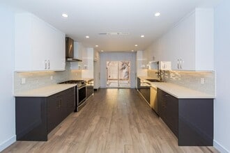 6850 Encino Ave in Van Nuys, CA - Building Photo - Building Photo