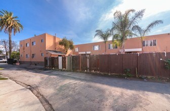 731-745 Orange Avenue in Long Beach, CA - Foto de edificio - Building Photo