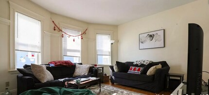 44 Easton St, Unit 2 in Boston, MA - Foto de edificio - Building Photo