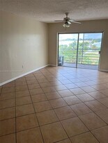 1416 Meadows Cir W in Boynton Beach, FL - Building Photo
