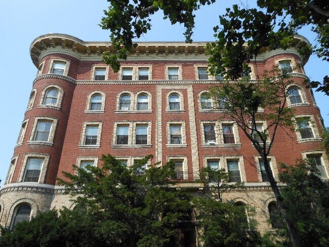 2 Ware St, Unit 202 in Cambridge, MA - Foto de edificio - Building Photo