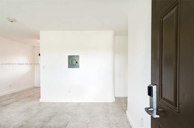 1605 NE 126th St in North Miami, FL - Building Photo - Building Photo