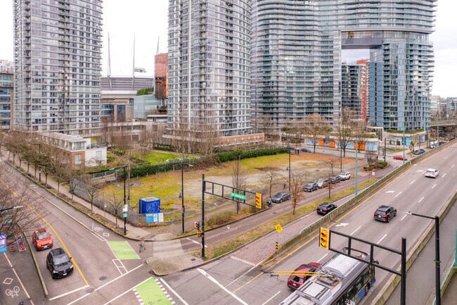 95 Nelson Street, Vancouver, Bc in Vancouver, BC - Building Photo - Building Photo