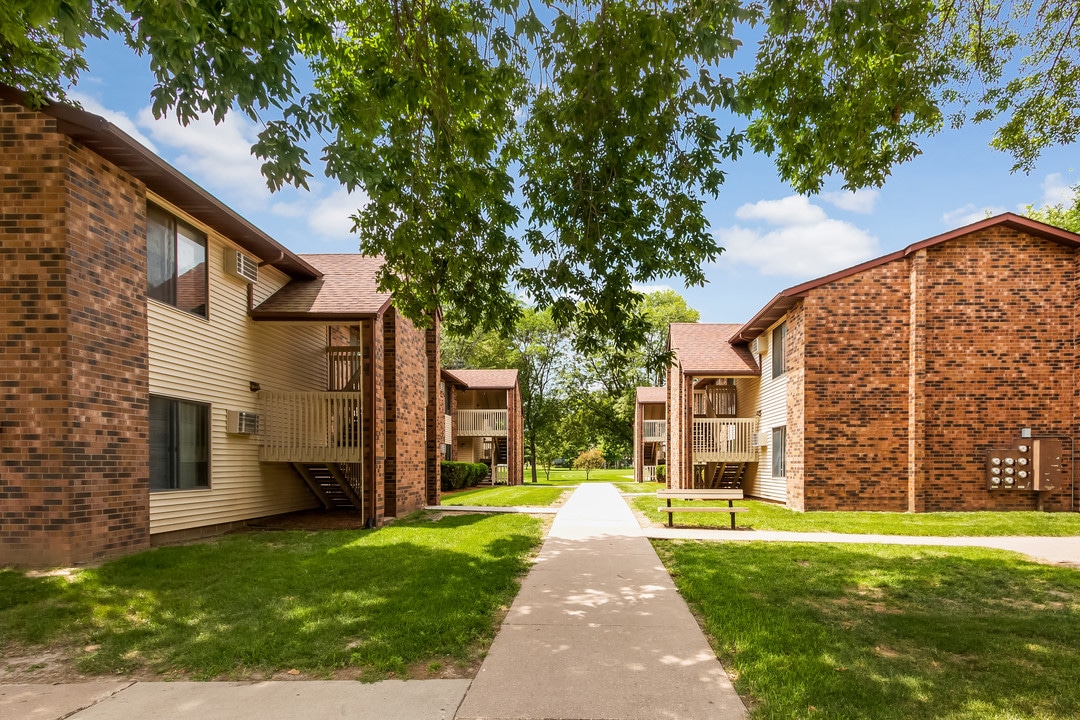 Perris Village Apartments in Eldridge, IA - Building Photo