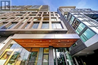 111 Bathurst St in Toronto, ON - Building Photo - Building Photo