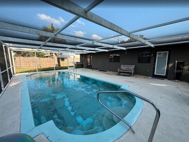 4598 Brooksdale Dr in Sarasota, FL - Building Photo - Building Photo