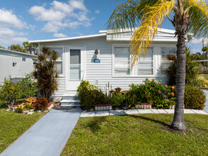 Tahiti Mobile Village in Estero, FL - Foto de edificio - Building Photo