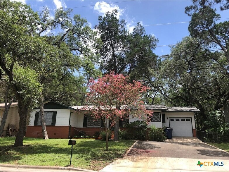 1175 Canyon Dr in New Braunfels, TX - Foto de edificio