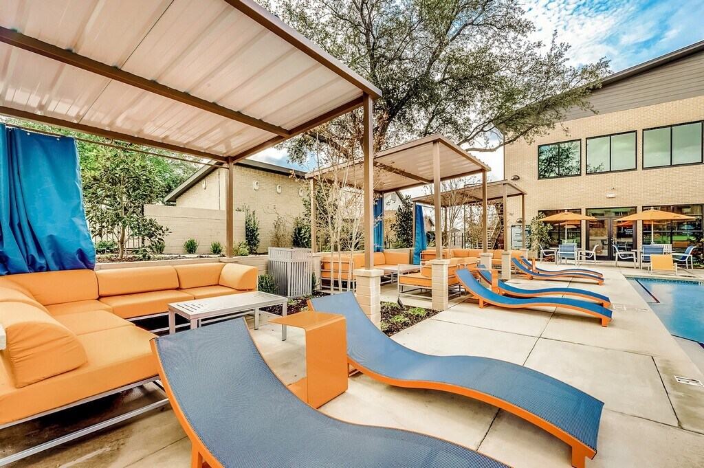 Keystone at Castle Hills Apartments in Carrollton, TX