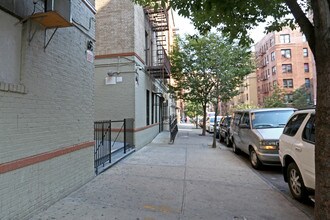 47 Sherman Ave in New York, NY - Building Photo - Building Photo