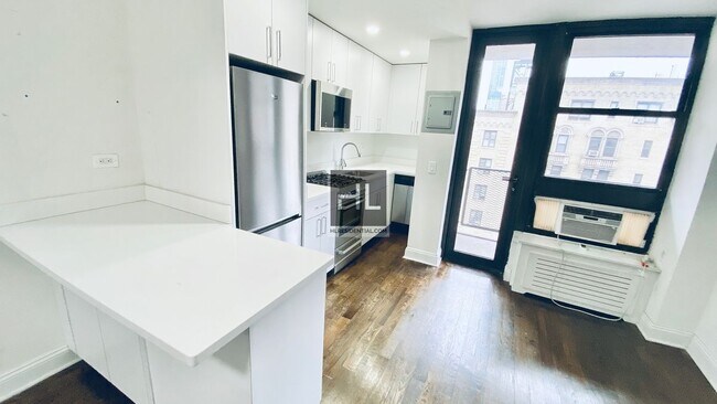 165 E 35th St, Unit 10H in New York, NY - Building Photo - Building Photo