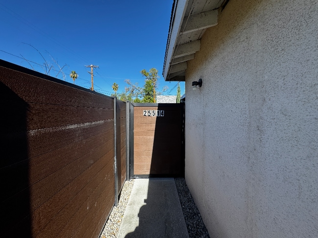 25514 Walker St in San Bernardino, CA - Foto de edificio - Building Photo