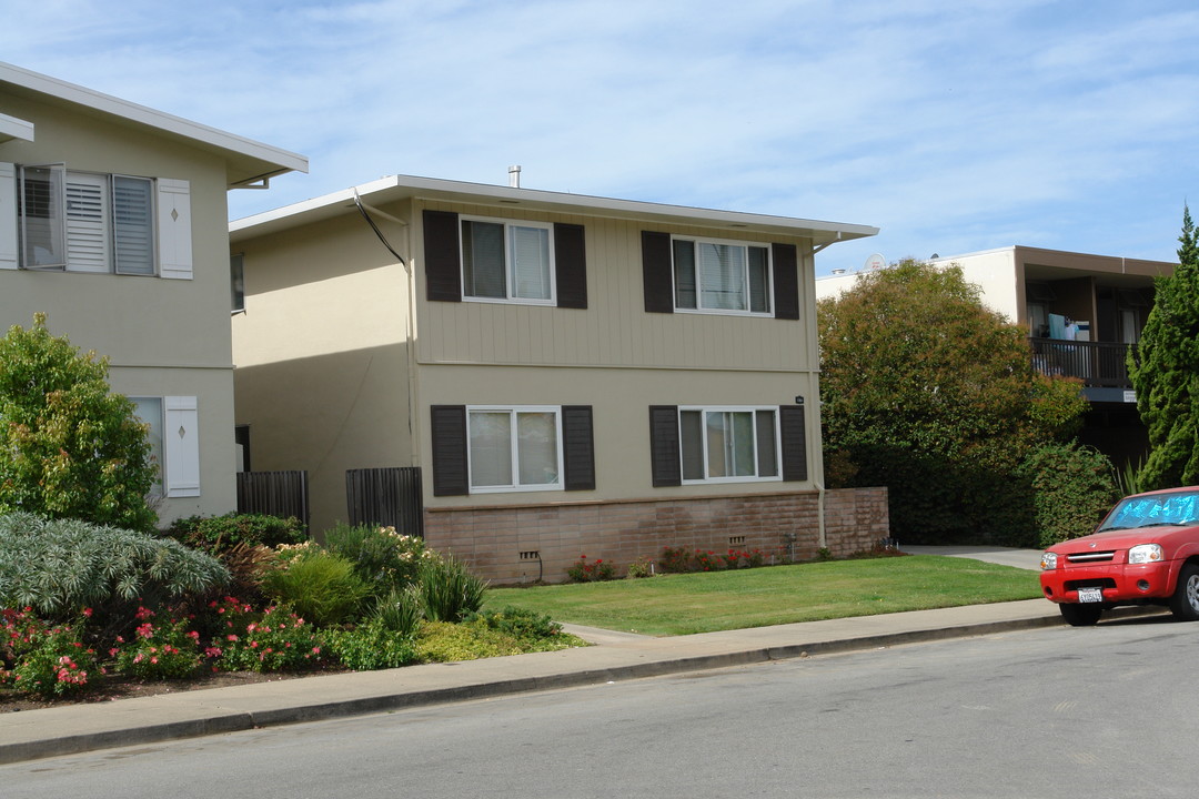 1761 Marco Polo Way in Burlingame, CA - Foto de edificio