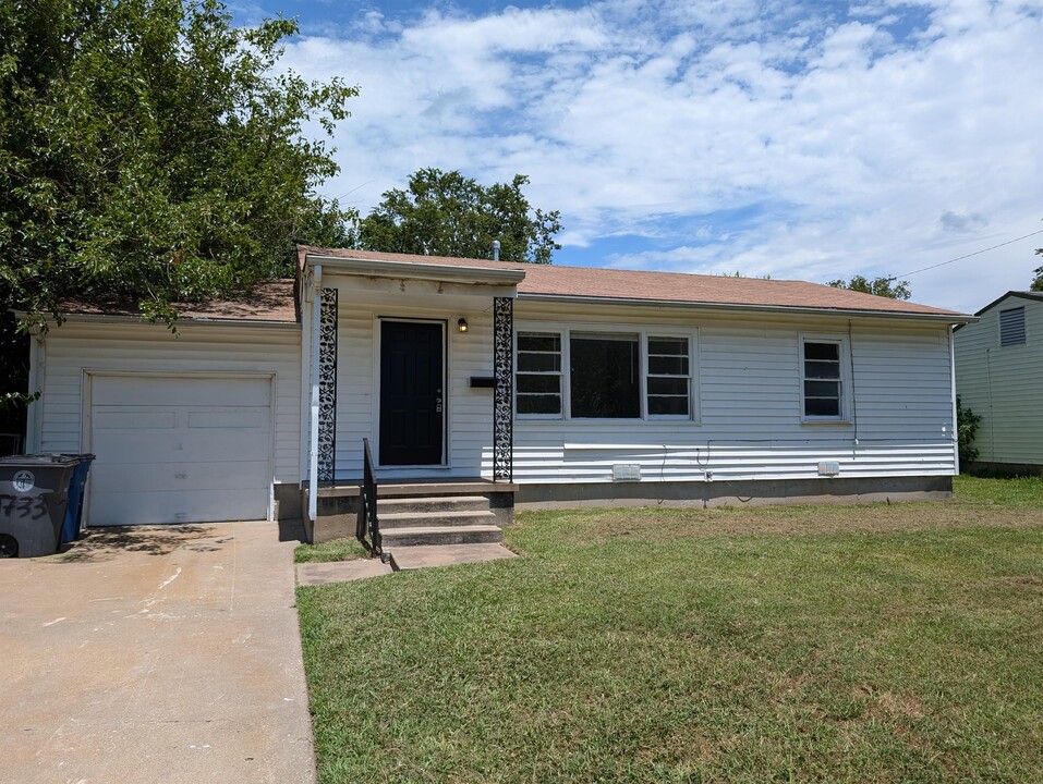 1733 E Young Pl in Tulsa, OK - Foto de edificio