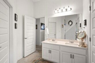 128 Riverhill Dr in Andice, TX - Foto de edificio - Building Photo