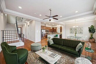 5749 Larkin St in Houston, TX - Foto de edificio - Building Photo