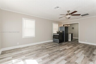 1121 Magnolia St in West Palm Beach, FL - Building Photo - Building Photo