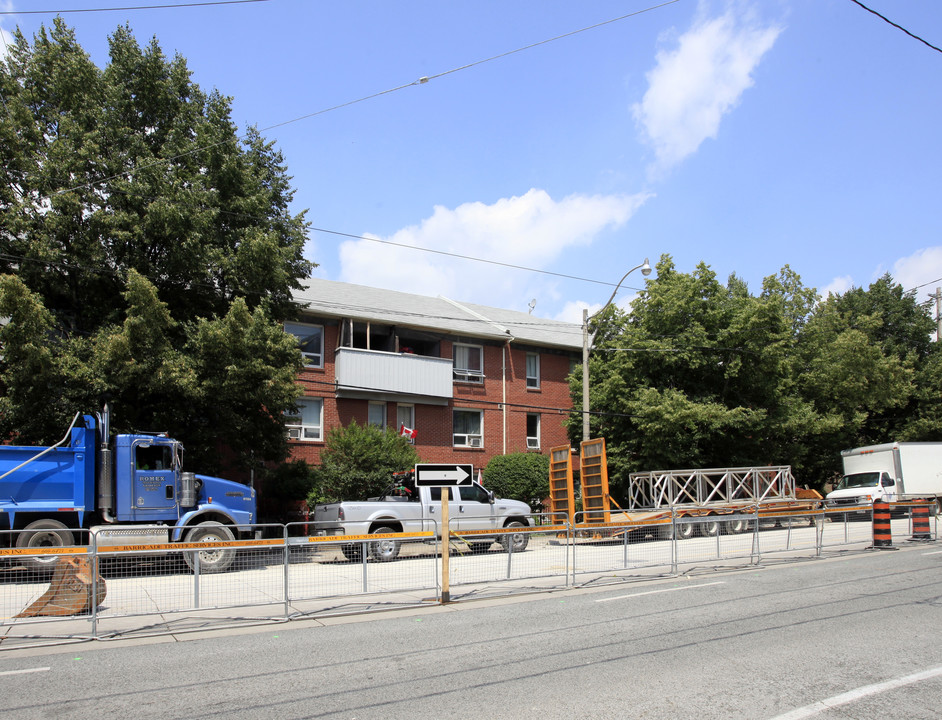 Kingston Road Apartments in Toronto, ON - Building Photo