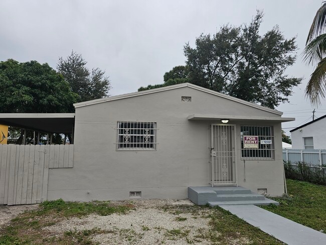 1240 Rutland St in Opa Locka, FL - Building Photo - Building Photo