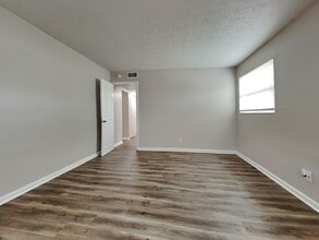 2318 Burpee Dr W in Jacksonville, FL - Building Photo - Building Photo