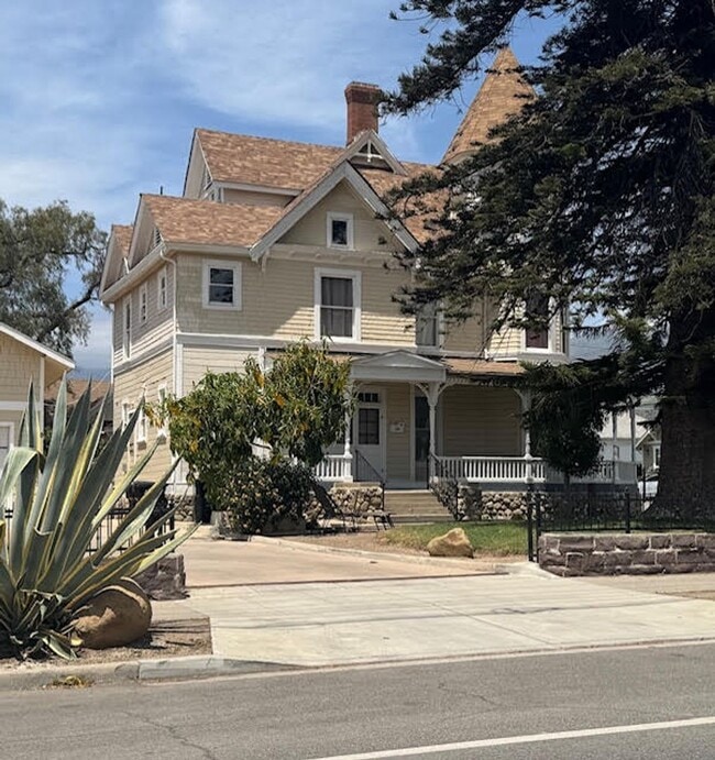 933 E Santa Paula St