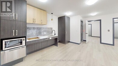 729 Queensdale Ave E in Hamilton, ON - Building Photo - Building Photo