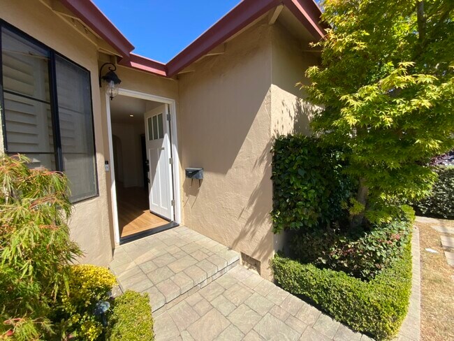 120 Anza Way in San Bruno, CA - Building Photo - Building Photo