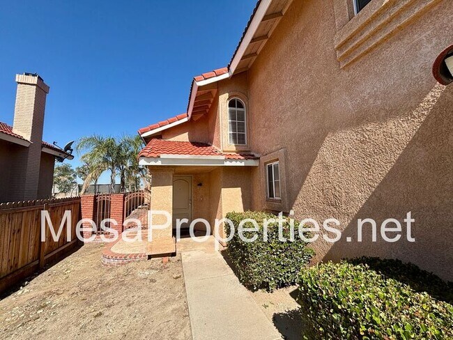 7680 Sun Petal Ct in Fontana, CA - Foto de edificio - Building Photo