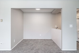 Cove On 13 - Roseville, MI in Roseville, MI - Foto de edificio - Interior Photo