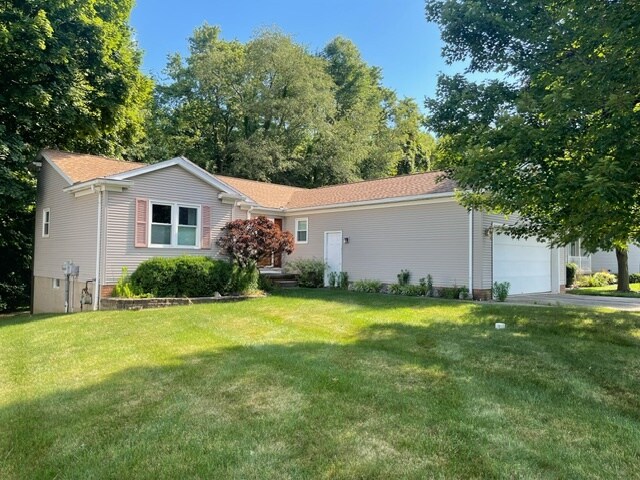 142 Takacs Dr in Wadsworth, OH - Building Photo