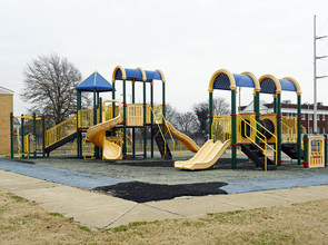 Montgomery Plaza in Memphis, TN - Foto de edificio - Building Photo