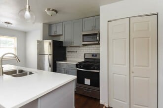 7319 N Rogers Ave in Chicago, IL - Building Photo - Building Photo