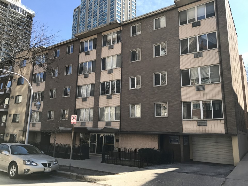 539 W Stratford Pl, Unit 305 in Chicago, IL - Building Photo