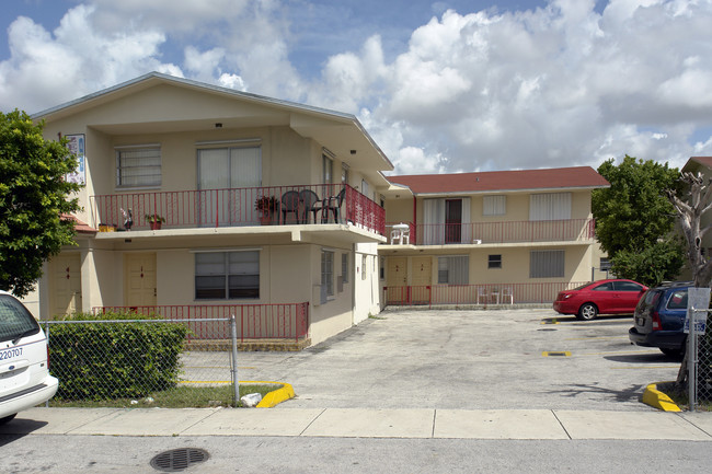 1245 W 49th Pl in Hialeah, FL - Building Photo - Building Photo