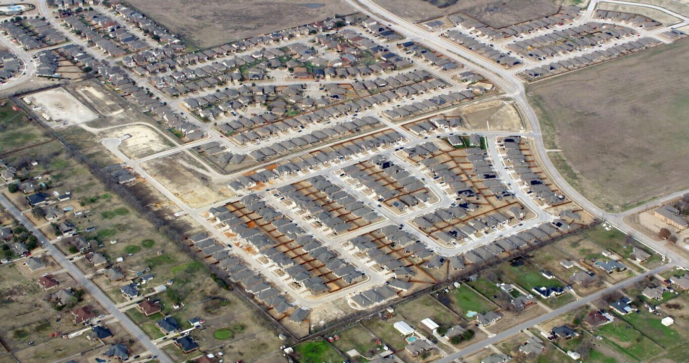 Woodland Springs in Crowley, TX - Building Photo