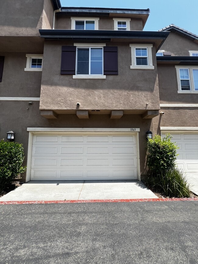 property at 1563 Hackberry Pl
