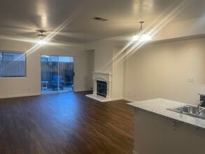 1237 W Spruce Ave, Unit 1237 in Fresno, CA - Foto de edificio - Building Photo
