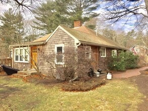 24 Soule Ave, Unit 1 in Duxbury, MA - Foto de edificio - Building Photo