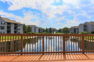 Crystal Lake in Hilliard, OH - Foto de edificio - Building Photo